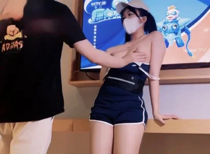 Em nhân viên bán TV xinh đẹp cùng vị khách may mắn