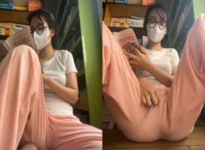 Em út vừa đọc sách vừa để sextoy trong lồn
