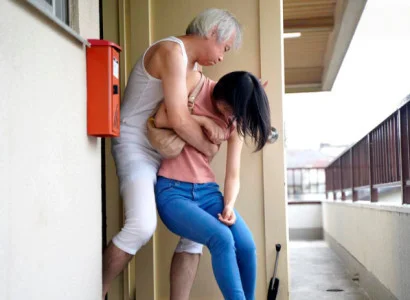Vợ trẻ bị bố chồng già cưỡng hiếp