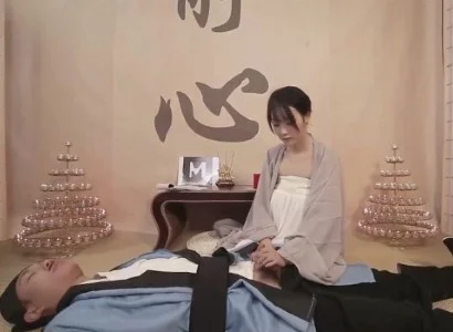 Nữ tu xinh cứu vị đạo sĩ bị thương