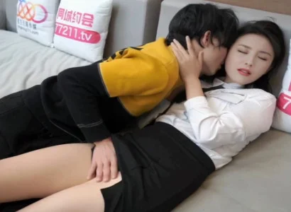 Cô thư ký đẹp lén chiều sếp để đổi lấy tiền