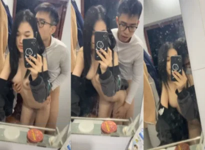 Hai bạn sinh viên cùng quan hệ nhau trước gương