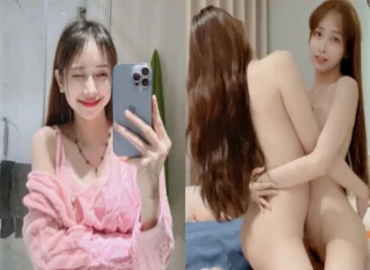 Lâm Thái Vy cùng cô bạn thân móc bím trong lúc phát trực tiếp