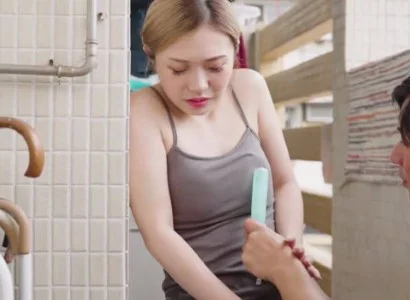 Vợ anh trai giúp em dâu sinh con