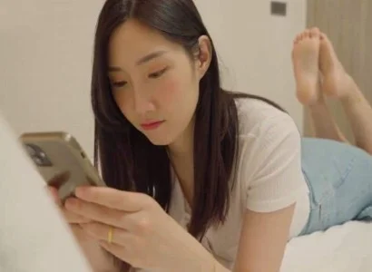 Người đàn bà mây mưa cùng anh nhân viên giao hàng
