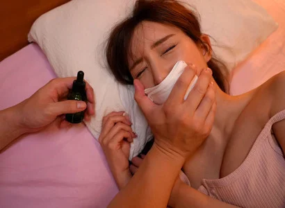 Một kẻ dùng thuốc mê để làm cô em họ xinh đẹp mất ý thức rồi quan hệ
